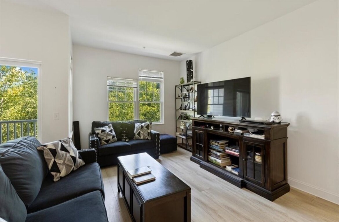 Building Photo - 614 Pond St