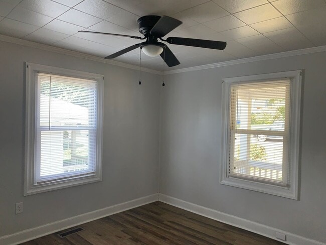 Building Photo - 2 Bedroom House off Memorial Avenue