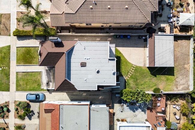 Building Photo - Stylishly Renovated Retro Duplex in the He...