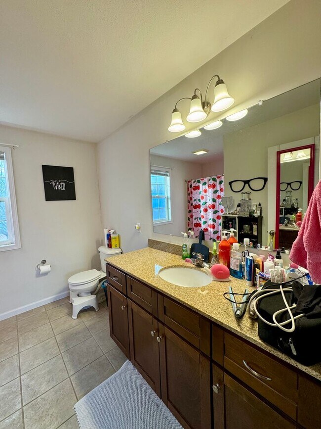 Building Photo - One Bedroom Apartment for Rent