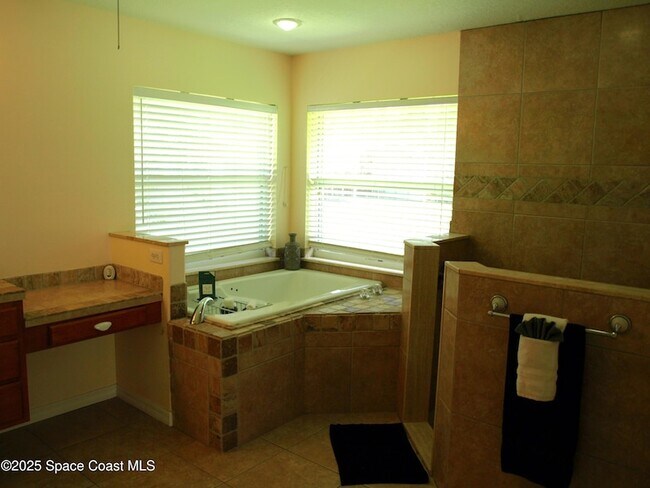 Building Photo - 4566 Serna Ave