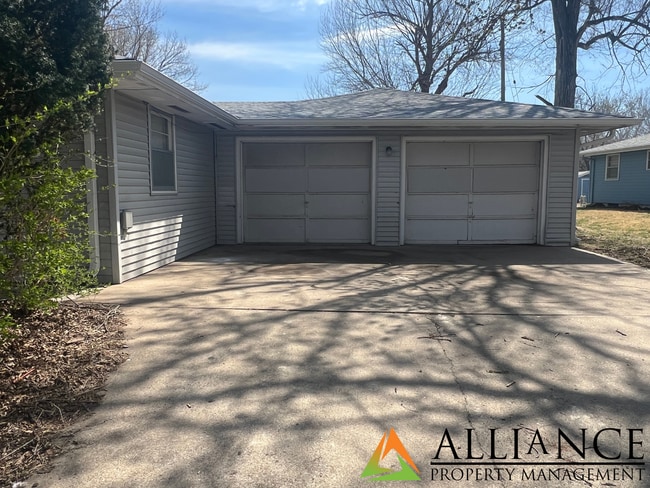 Building Photo - $300 OFF 1st MONTH'S RENT! Recently Updated!