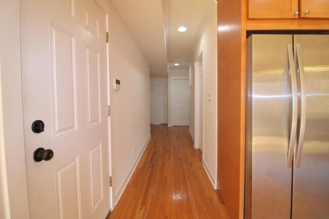 Building Photo - 2 bedroom in Chicago IL 60622