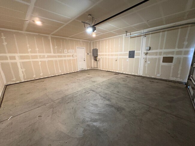 Building Photo - 113 E Tyler Ave