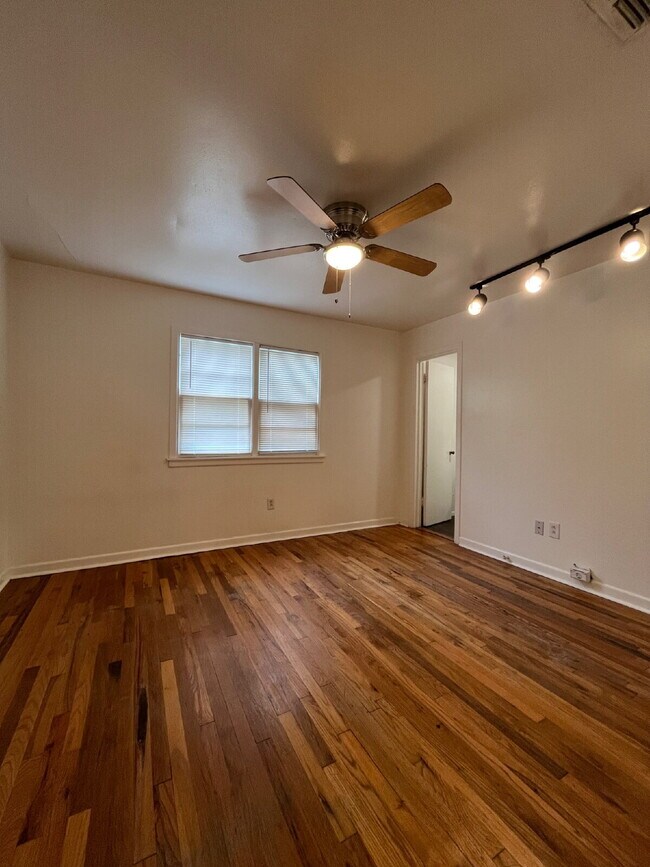 Building Photo - Cute 3 bedroom home with large backyard
