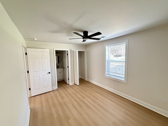 Building Photo - CHARMING RANCH STYLE HOME AVAILABLE NOW!