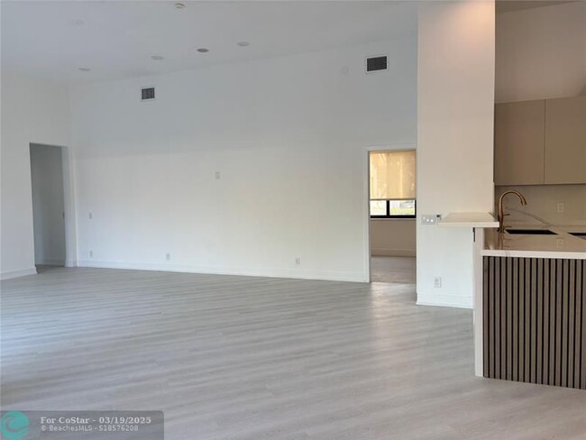 Building Photo - 2550 Jardin Terrace