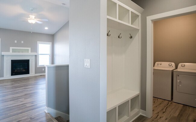 Building Photo - Beautiful 4 Bedroom Home! 3 Car Garage, NE...