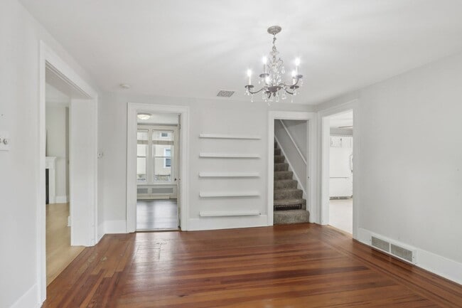 Building Photo - Charming 3-Bedroom Home for Rent in Lake M...