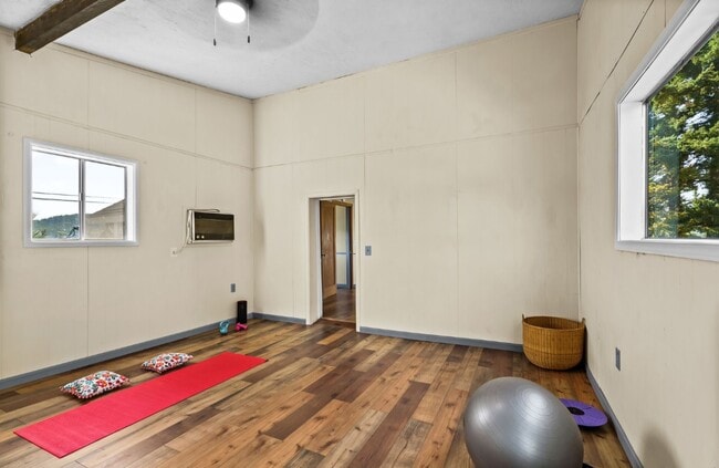 Building Photo - 1548 NW Eden St