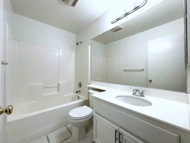Building Photo - Spacious Home in Ivey Pointe!