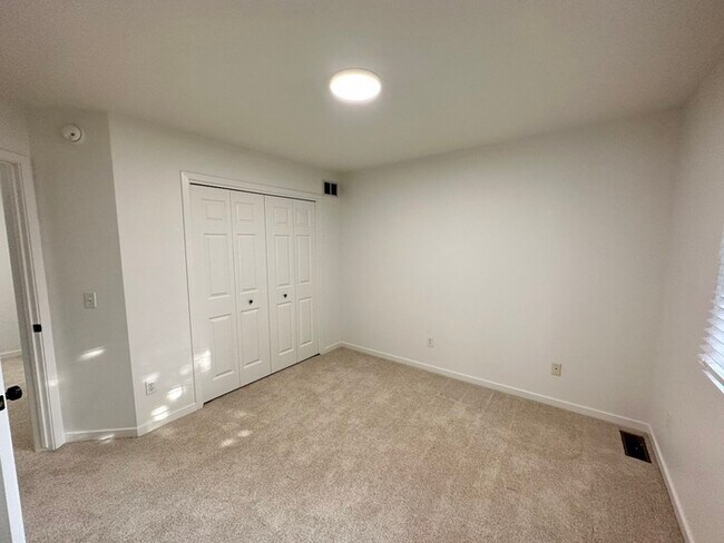 Building Photo - Grandville Condo 3 Bedroom and 2.5 Bathrooms