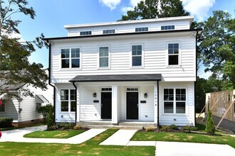 Building Photo - Gorgeous Townhome