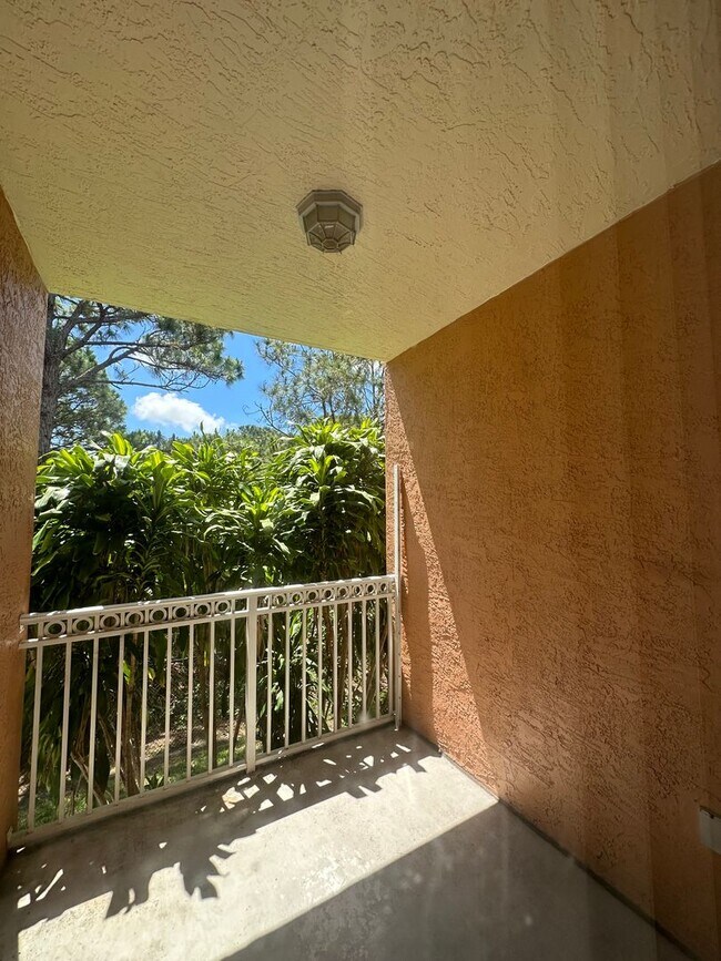 Building Photo - Second Floor 1/1 in Gated Palm Beach Gardens Community
