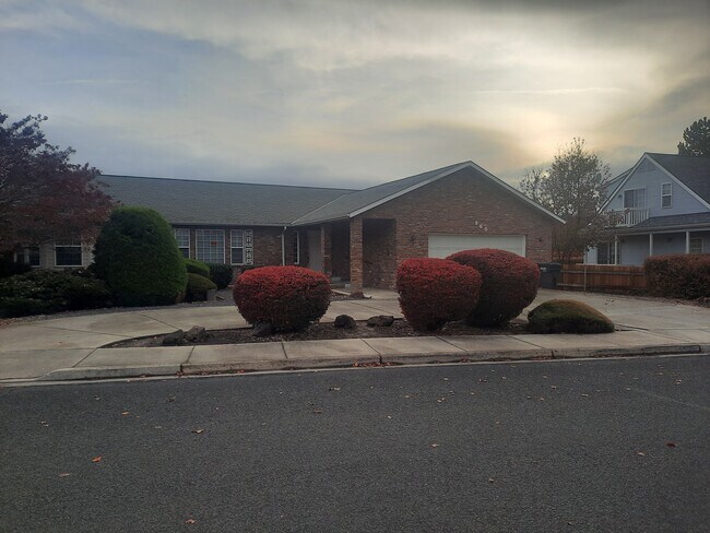 Building Photo - 860 SE Sentry Dr