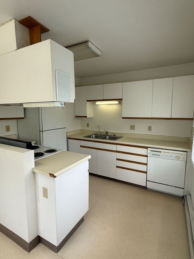 Building Photo - 2 BD, 1 BA Apartment Nestled Back on a Culd-de-Sac