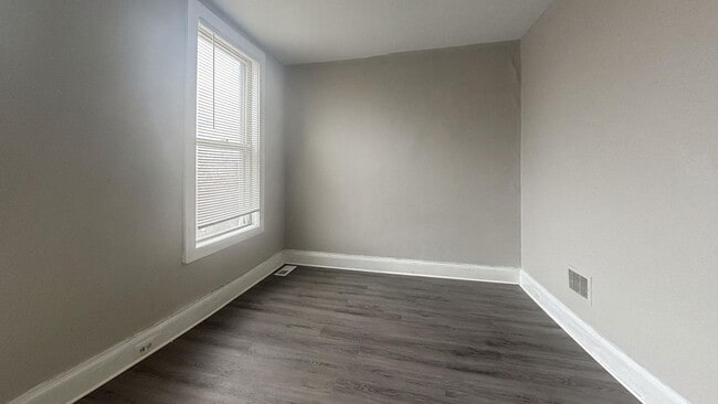 Building Photo - Renovated Three Bedroom w/ New Flooring throughout in Southwest