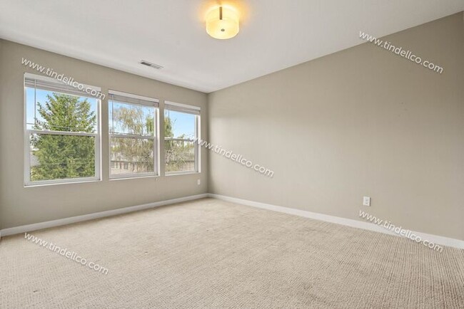 Building Photo - Modern & Spacious 3-Level Townhome with Lu...