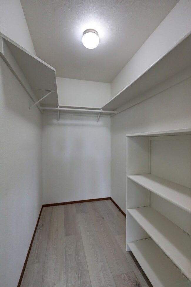 Building Photo - Beautiful, Remodeled Burien Rambler Available Now! 3Bedrooms Plus Den!