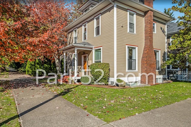 Building Photo - 1 Bedroom Unit in Tacoma Tri-Plex With Washer & Dryer!