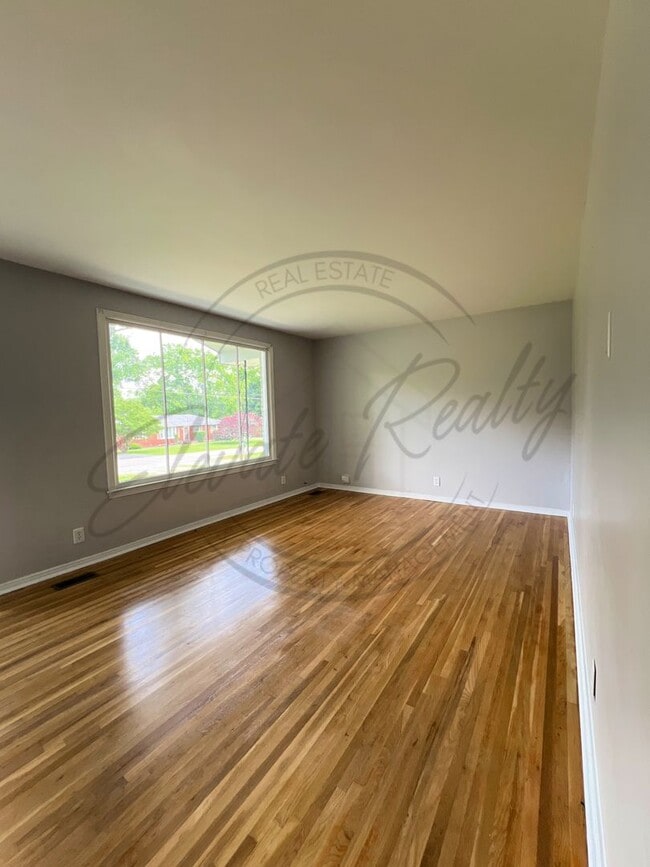 Building Photo - All Brick, 3 Bedroom Ranch in Hendersonvil...