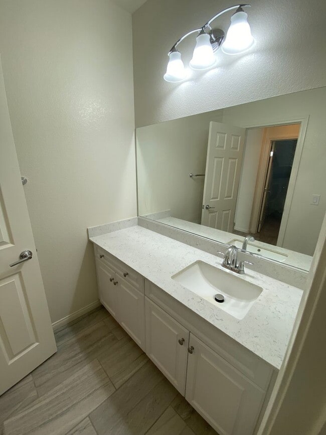 Building Photo - Beautiful 4 bed/3 home located in Henderson.