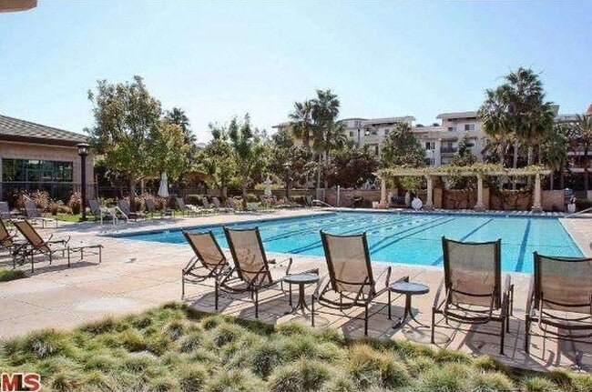 Building Photo - GORGEOUS TOP FLR CONDO BY CENTRAL PARK w/LAUNDRY+PATIO+2 CAR Parking