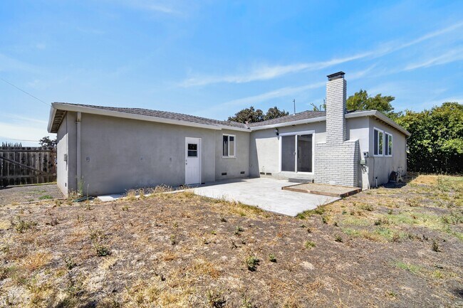 Building Photo - 2045 Larsen Ct