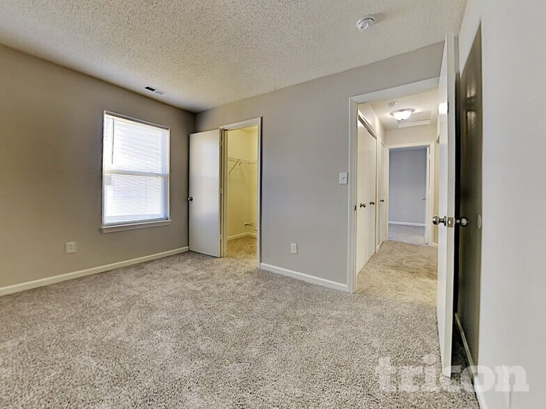 Building Photo - 1697 Willowview Ln