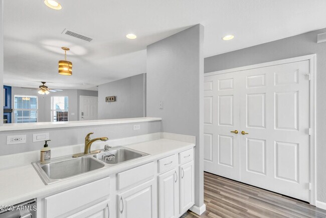 Building Photo - 1505 N Center St