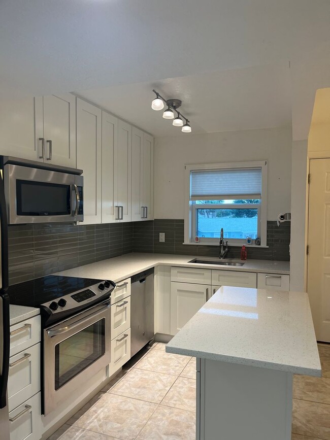 Building Photo - Beautiful Condo with Ocean Views