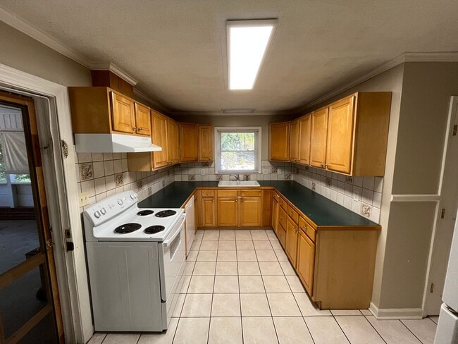 Building Photo - Charming 3-bedroom 1.5-bathroom brick home