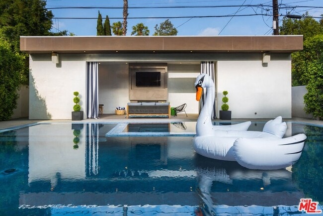 Building Photo - 726 N Martel Ave