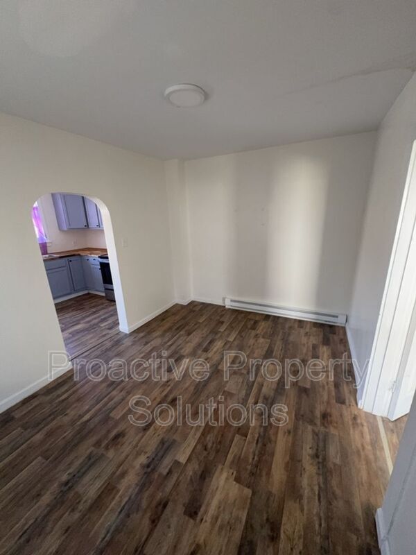 Building Photo - 221 Dunmore St
