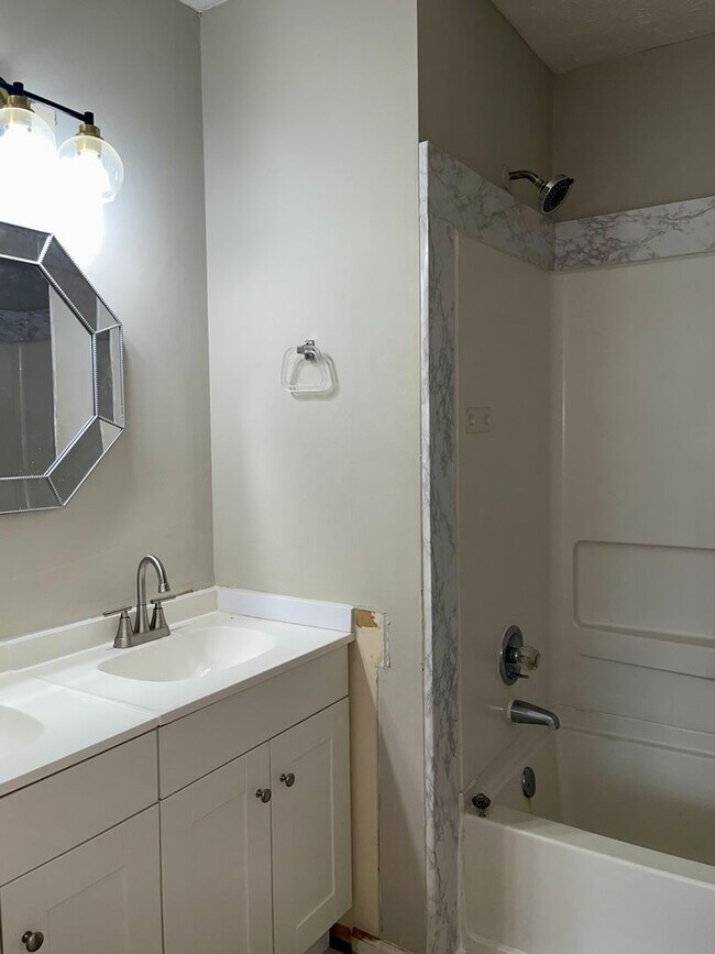 Building Photo - 945 Silverwood Dr