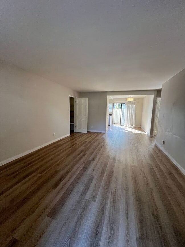 Building Photo - Irvine 2 bedroom with Upgrades