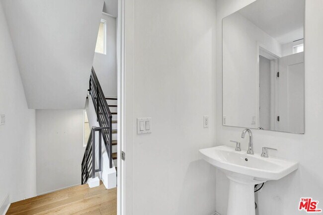 Building Photo - 1414 1/2 N Stanley Ave