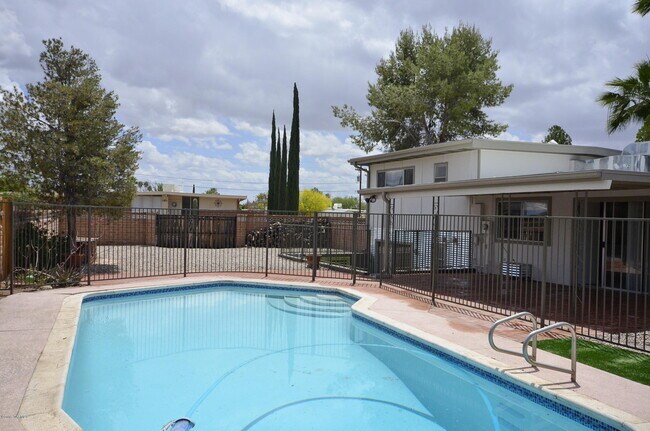 Building Photo - 614 N Medford Dr