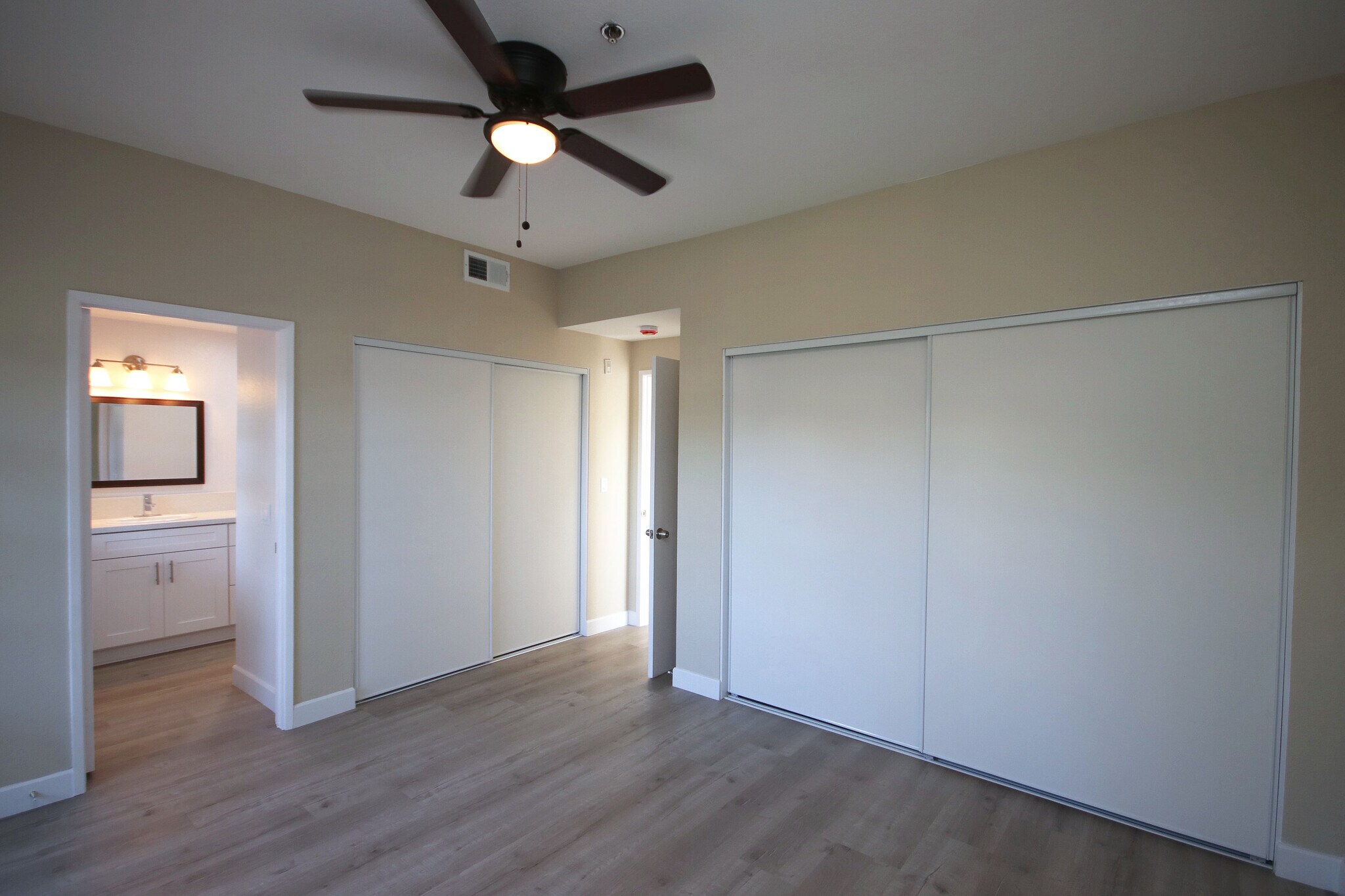 Building Photo - 156 S Oak Knoll Ave