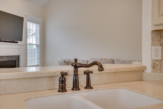 Building Photo - 5 Bed/3 Bath home with Primary Bedroom & a...
