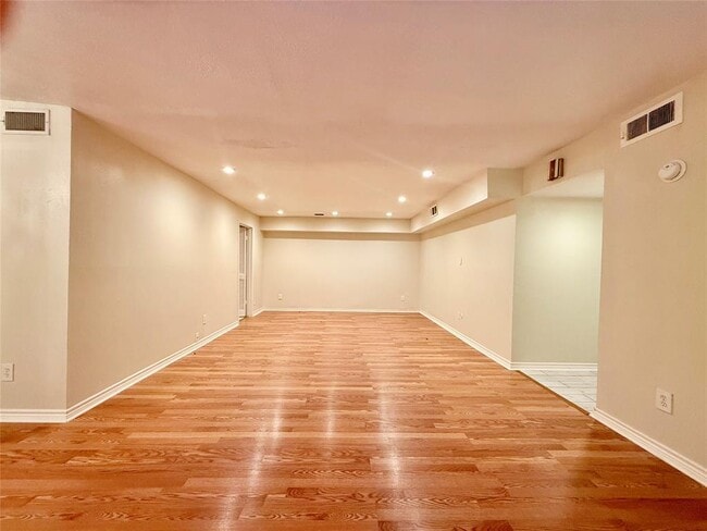 Building Photo - 361 N Post Oak Ln
