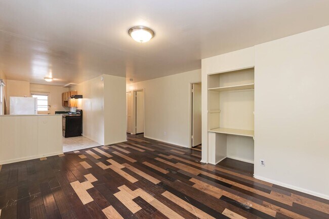 Building Photo - 817 S Plum St