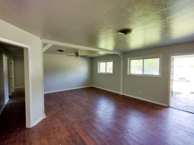Building Photo - 1206 Pine Dr