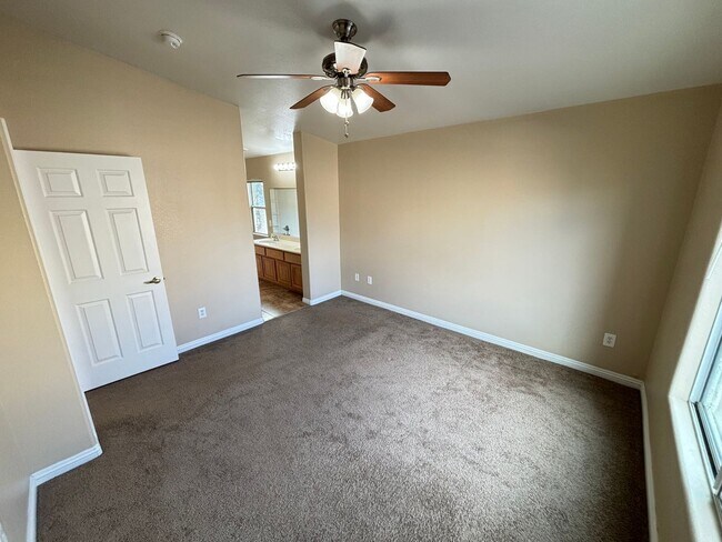 Building Photo - Gorgeous 2Bed/2Bath/1CarGarage TownHouse, located in the NW part of the valley