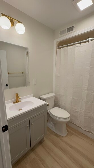 Building Photo - 275 W 10th St