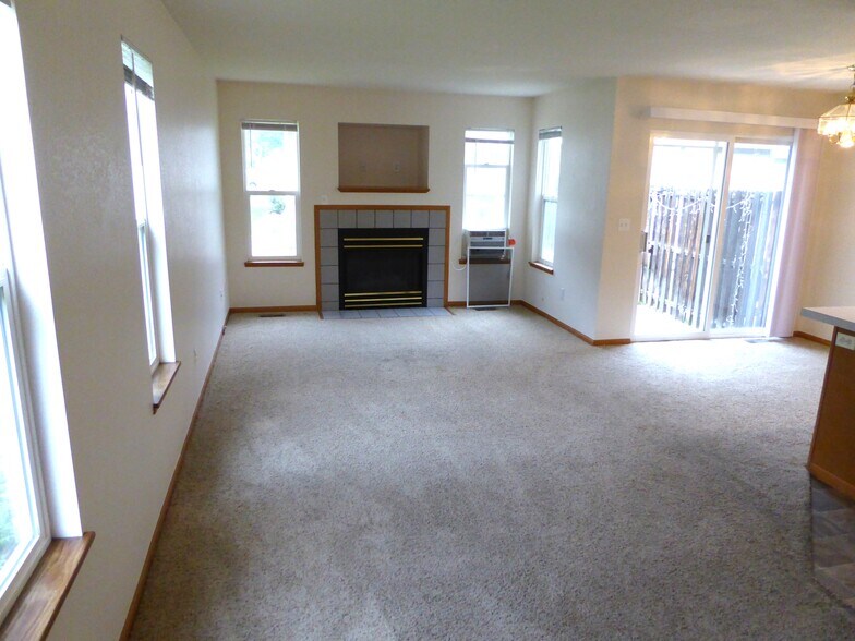 Building Photo - 1637 Westbridge Dr