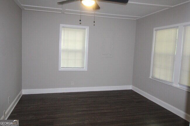Building Photo - 615 Snelson St