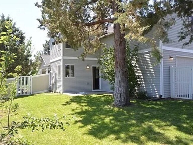 Building Photo - 3 Bed 2.5 Bath Home in desirable location!