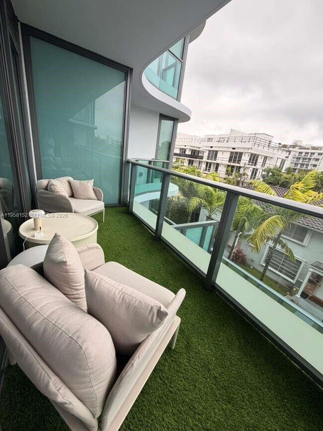 Building Photo - 9901 W Bay Harbor Dr