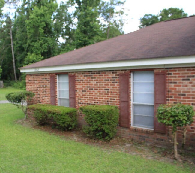 Building Photo - 2 Bedroom 1.5 Bath W/ Formal Living & Family Room